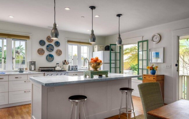 Kitchen w/marble counters - 427 E Sola St