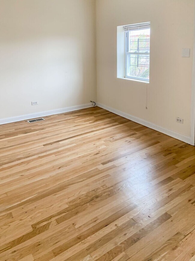 Foto del edificio - 2318 N Southport Ave