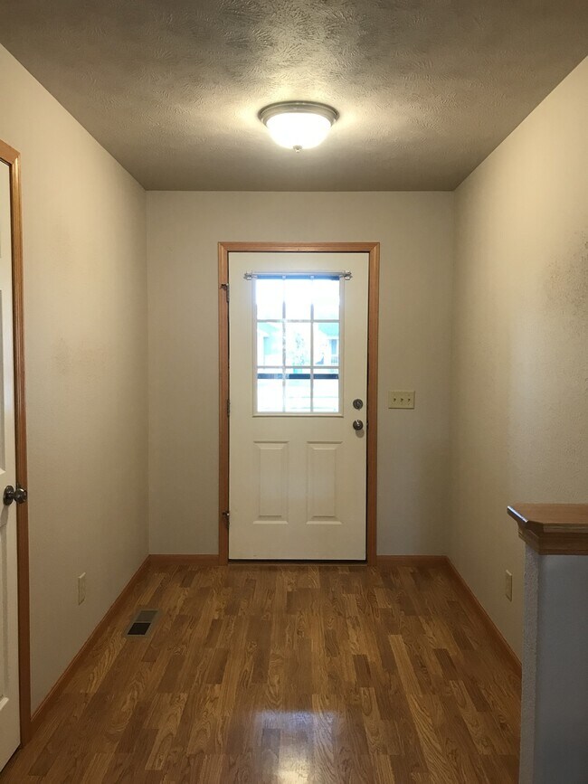 Building Photo - NEW FLOORS, NEW PAINT, FANTASTIC NEIGHBORH...
