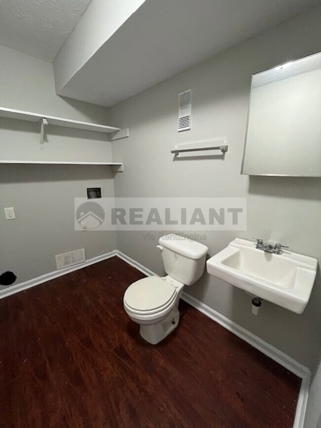Foto del edificio - 425 Lenney Dr