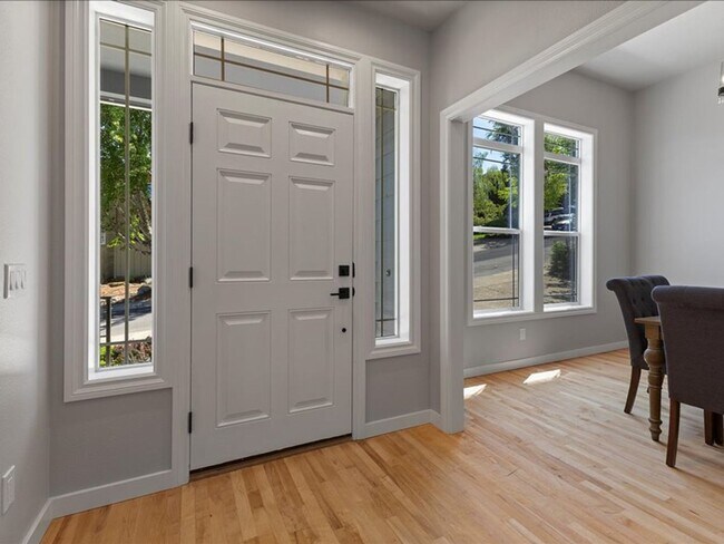 Building Photo - Newly Renovated Beaverton Home with Natura...