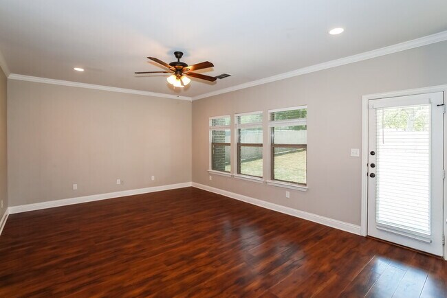 Foto del edificio - 4002 Oakwood Cir