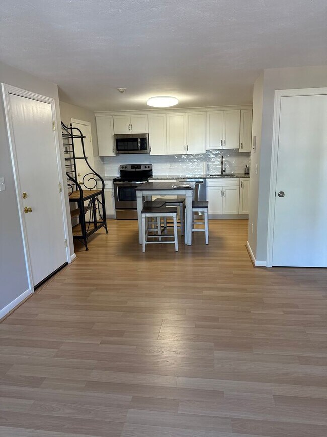 Building Photo - Well-Maintained 2-Bedroom Condo in prime C...