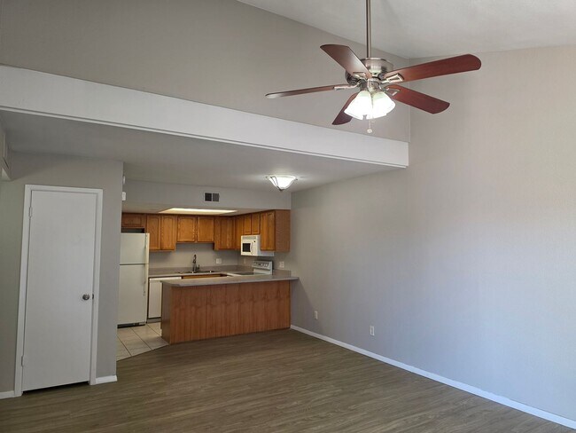 Foto del edificio - 2149 E 10th St