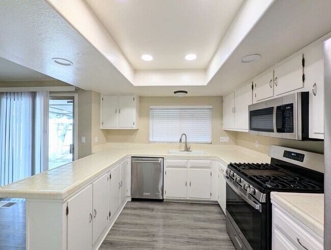 Building Photo - Gorgeous 4 Bed Home in South Reno
