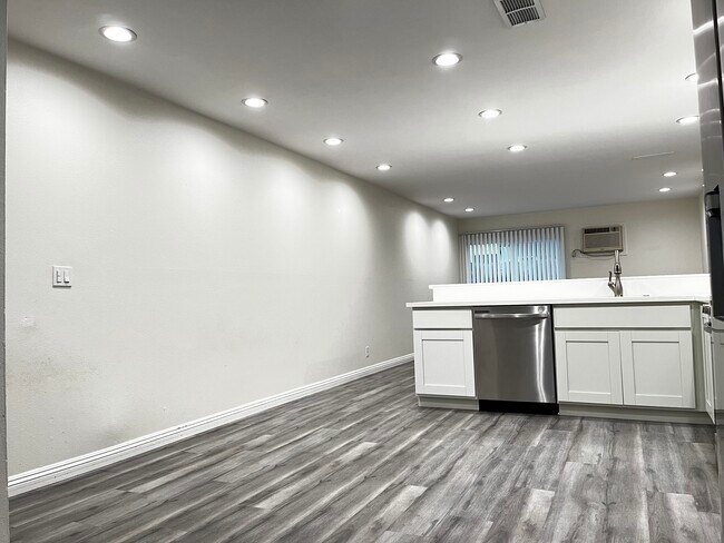 Building Photo - 7631 Amazon Dr