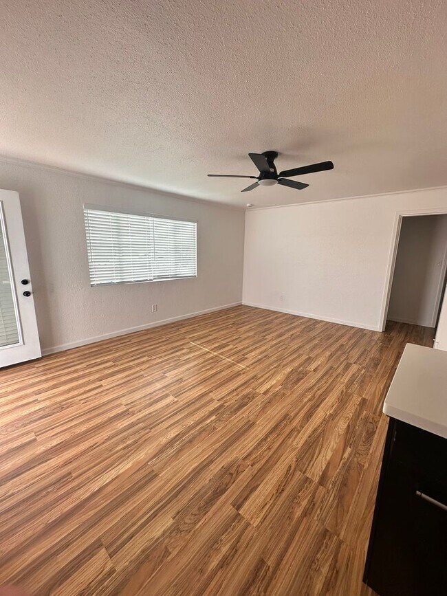 Foto del edificio - Don't miss out - Single family home close to the beach - LARGE yard, 2 bed 1 bath with bonus studio