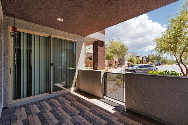Foto del edificio - First floor unit in luxury gated Summerlin...