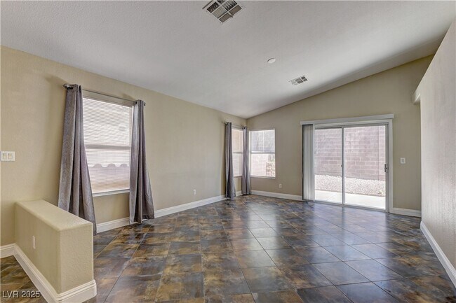 Foto del edificio - 10530 Lilac Tree Ave
