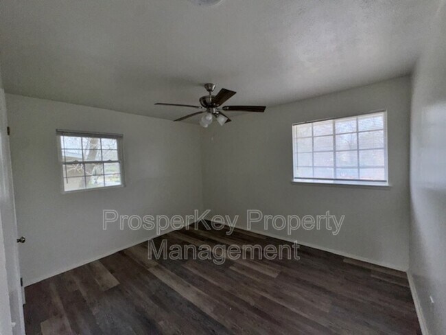 Building Photo - 4704 Estonia St