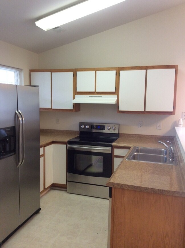 Building Photo - Updated flooring, McClelland Town homes 2BR/2Bath one level patio home, with back court yard! Clo...