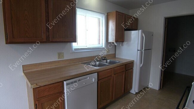 Building Photo - 1766 Meadowland Dr