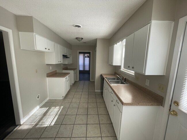 Building Photo - 1387 Greenland Rd - Available Now!