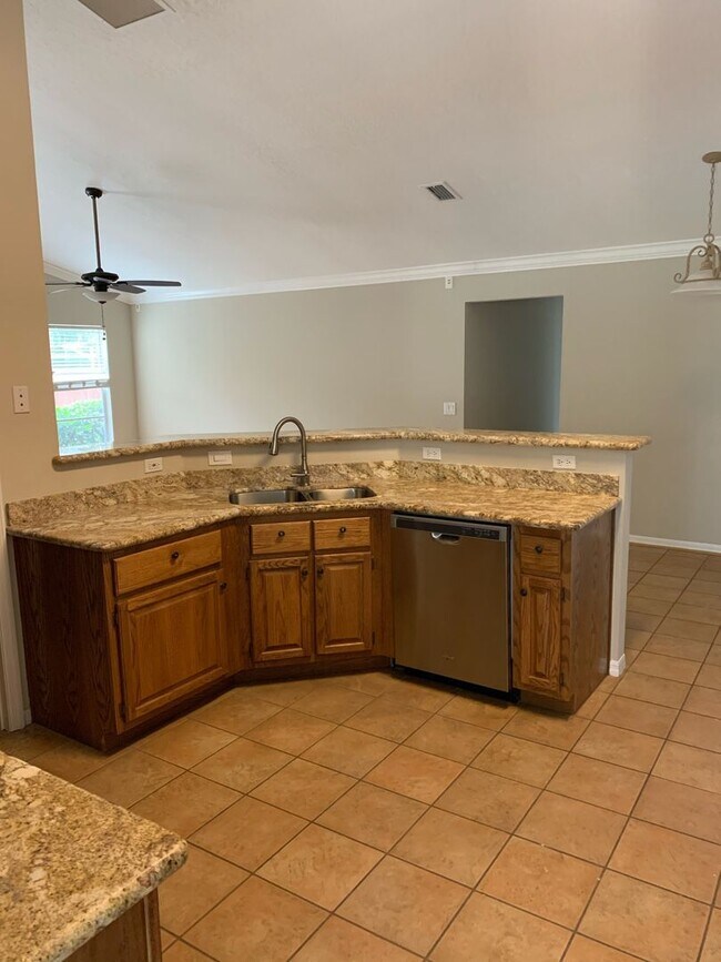 Building Photo - 4 Bedroom, 2 Bath Pool Home in Union Squar...