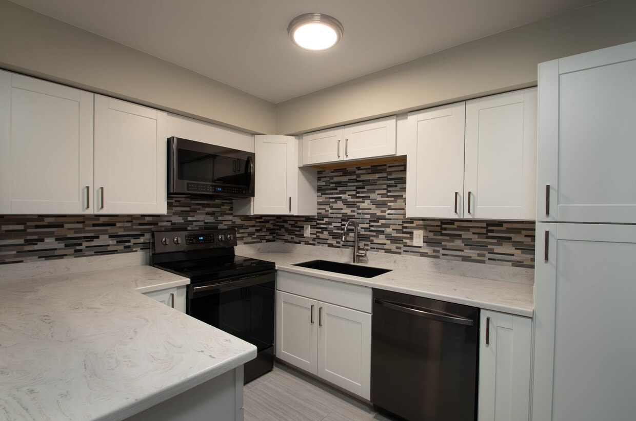 Backsplash, undermount sink, integrated microwave - 5305 Fleetwood Oaks Ave