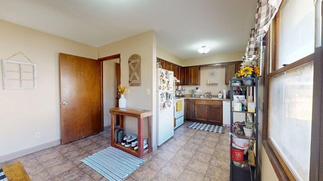 Building Photo - Well-maintained Duplex