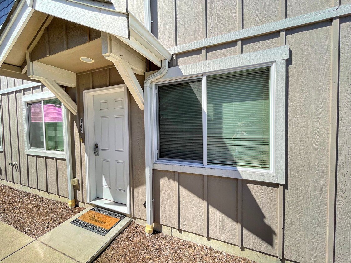 Foto principal - Bright and Inviting 2-Bedroom Townhouse in...