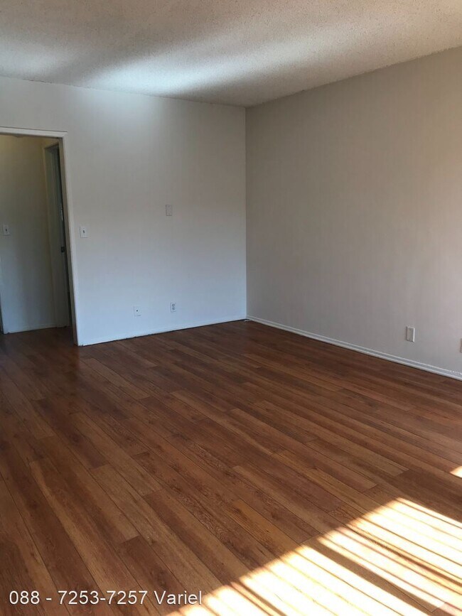 Foto del edificio - 7253-7257 Variel Ave
