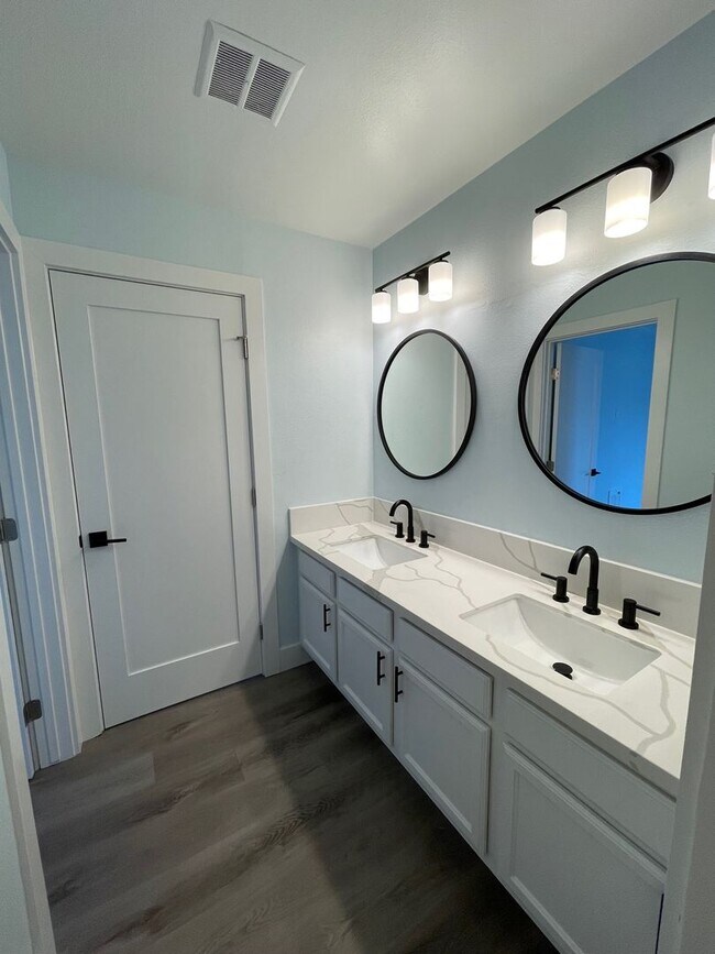 Building Photo - Stunning Beach Condo! One Bed newly Upgraded!