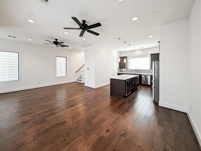 Building Photo - 707 Bayou St