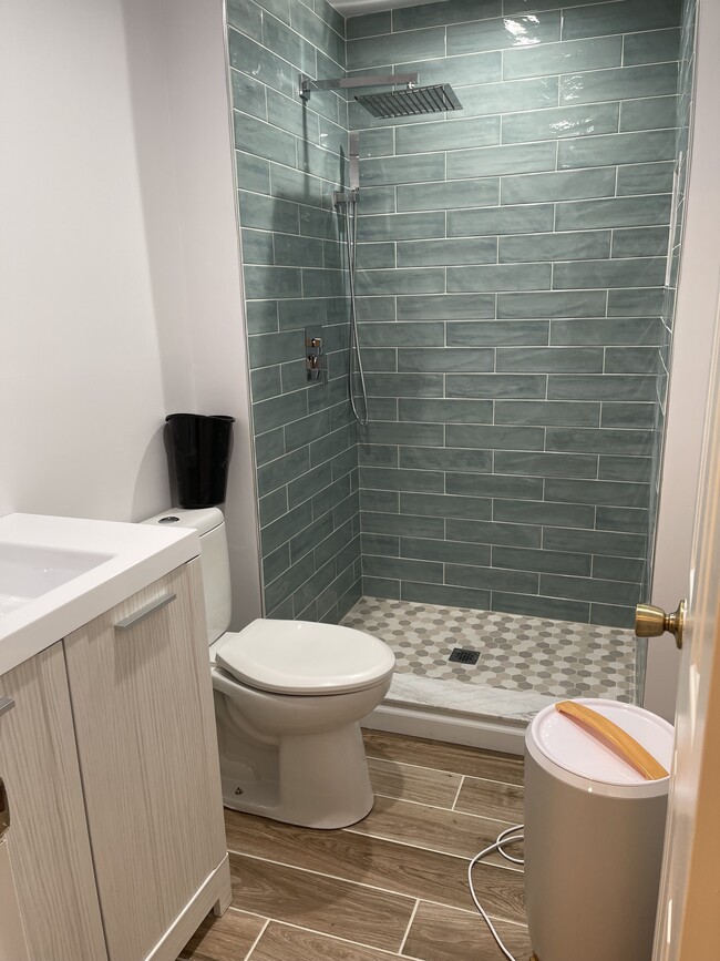 Master Bathroom - 18913 Piney Point Pl