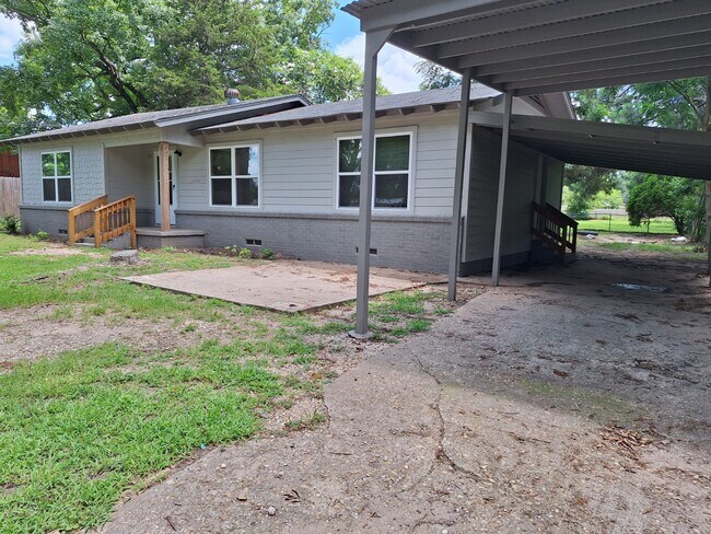 Building Photo - 111 Japonica Ln