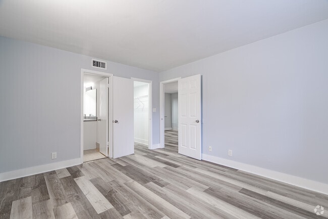 2BR, 2BA - 1,200SF - Lake Arjaro Apartments