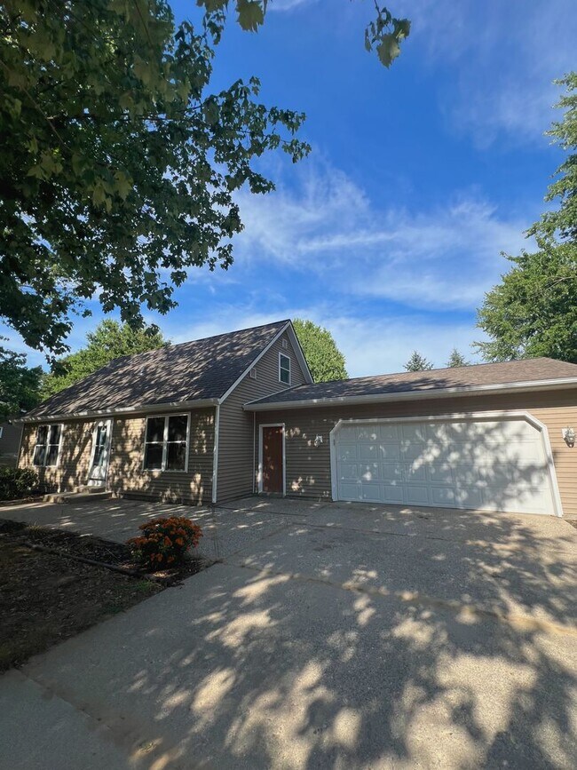 Foto del edificio - Charming 3-Bed, 2-Bath Home with Garage & ...