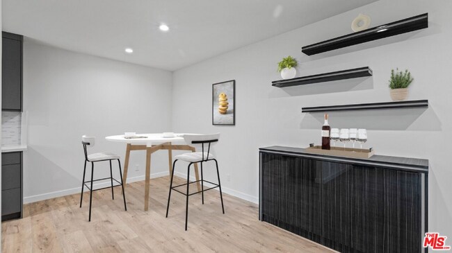 Foto del edificio - 2021 N Beachwood Dr