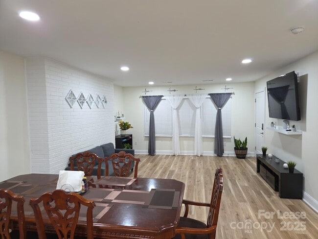 Foto del edificio - 4265 Center Rd