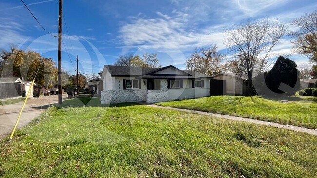 Building Photo - 1700 Debbie Dr
