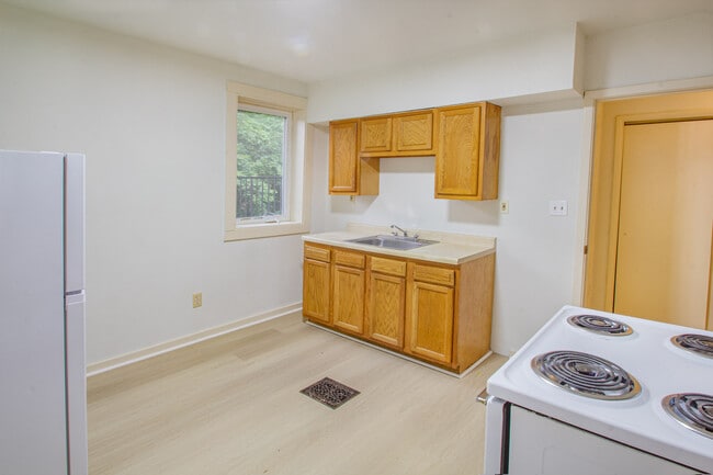 Building Photo - 421 Peebles St