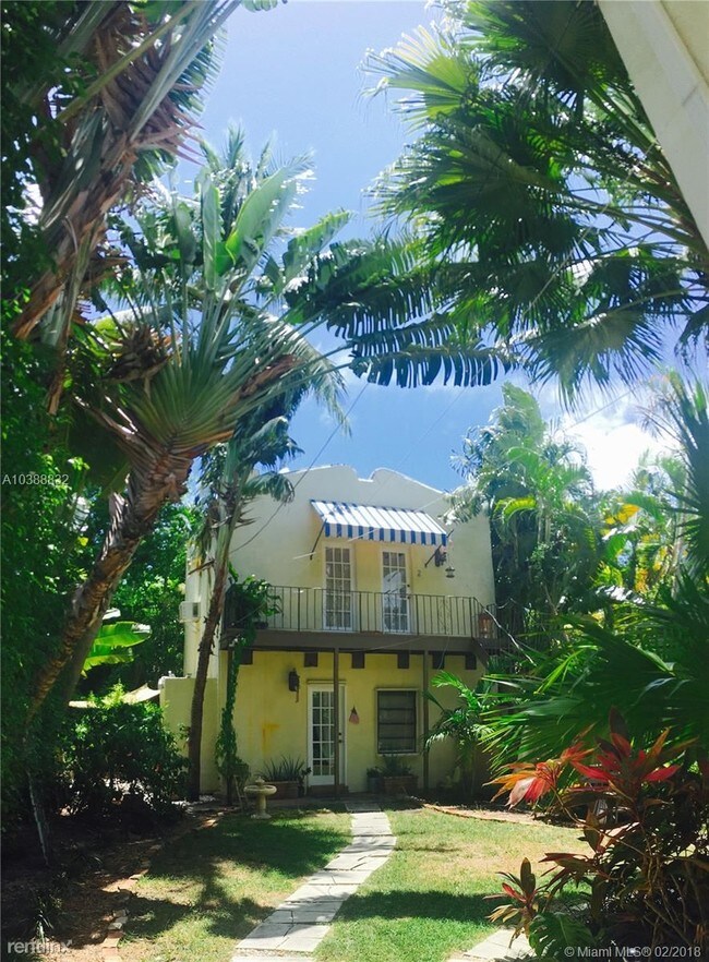 Building Photo - 5565 La Gorce Dr