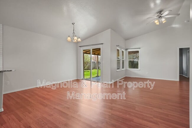 Building Photo - 979 Peregrine Dr