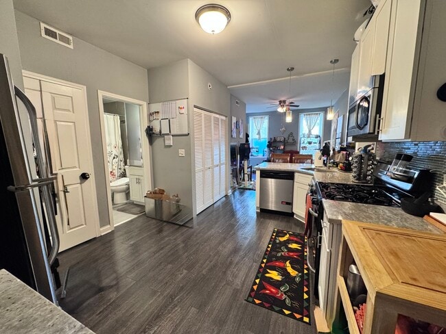 Building Photo - 1300 N Greenview Ave