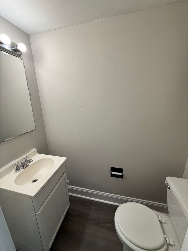Building Photo - 4713 Lakeside Dr