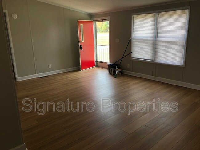 Foto del edificio - 978 Forest Rd