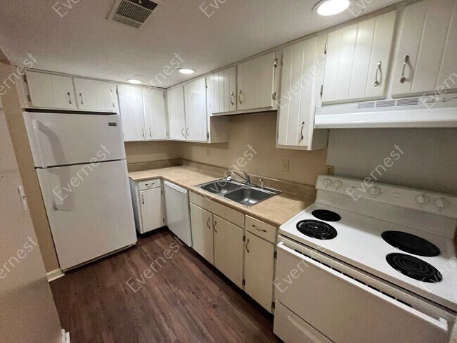 Foto del edificio - 2406 Lyndon Ave