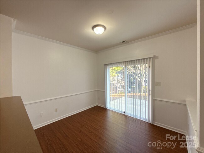 Foto del edificio - 3415 Cole Mill Rd