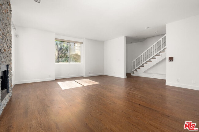 Building Photo - 253 S Doheny Dr