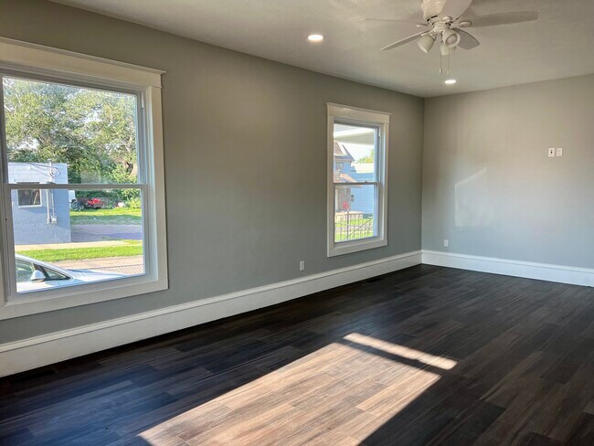 Living room - 622 Court St