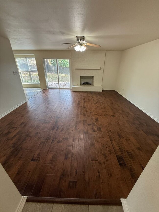 Foto del edificio - 3417 Timberlane Dr