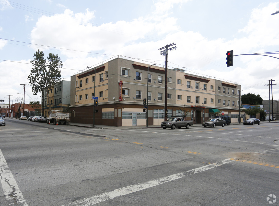 Building - The New Terminal Hotel