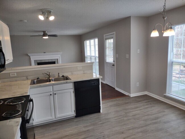 Building Photo - Beautiful Home located in the Southbridge ...