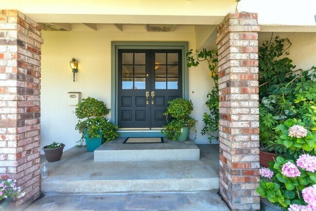 Foto del edificio - 6677 Mount Forest Dr