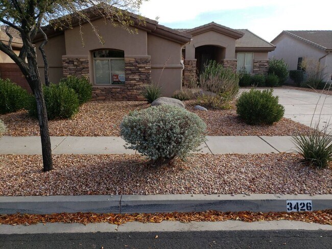 Building Photo - Great 3 bed 2 bath 2 car garage in Coral C...