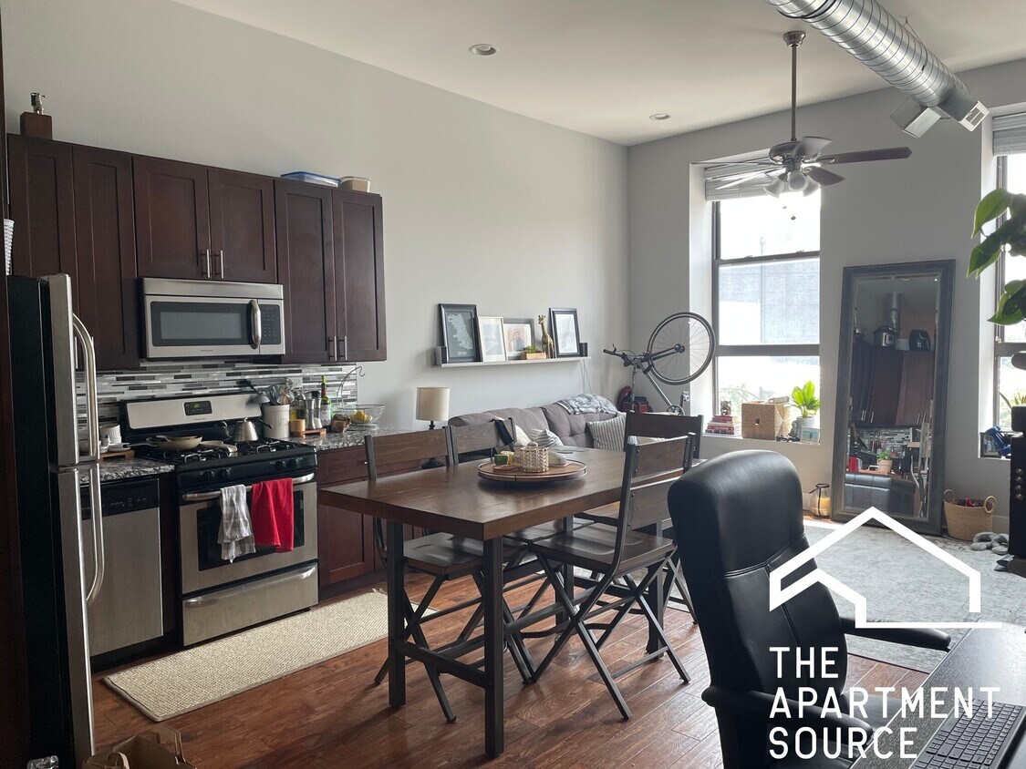 Foto principal - 711 N Milwaukee Ave