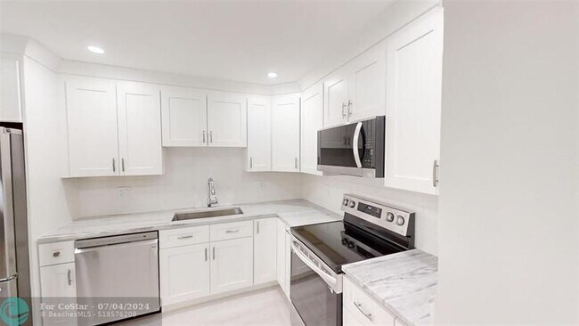 Foto del edificio - 6613 Via Regina