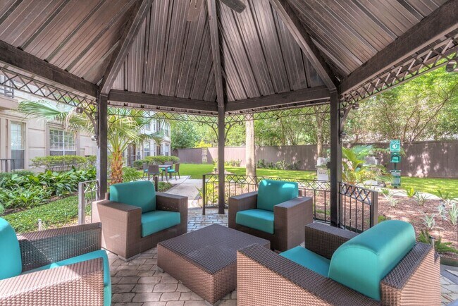 Foto del edificio - 5800 Woodway Dr