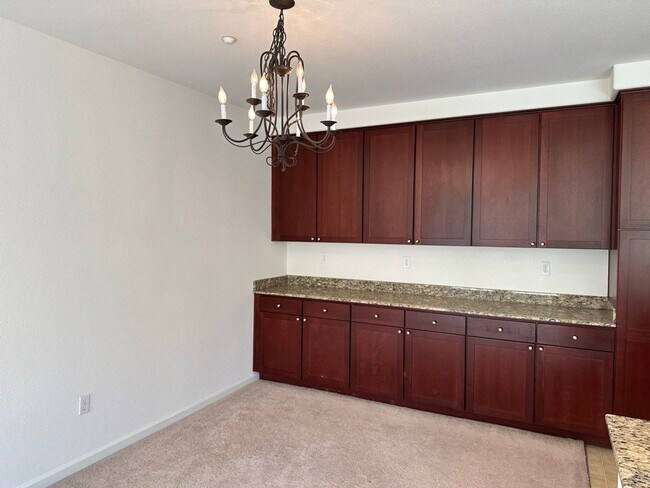 Building Photo - Beautiful Tri-level 3 Bedroom, 3 Bath Town...